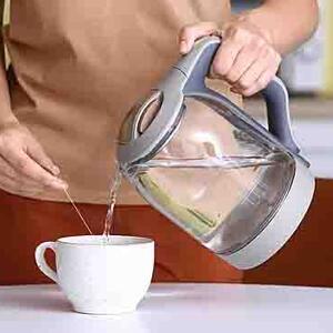 Həkim suyu təkrar qaynatmağın təhlükələri barədə xəbərdarlıq etdi