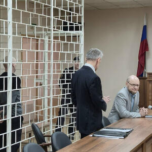 17 yaşlı qızı donuzlara yedizdirən rusiyalı 23 il həbs cəzasına məhkum edilib