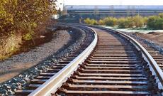 Qatar yoluna çıxan kişi aldığı xəsarətlərdən ölüb