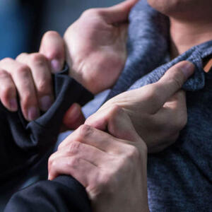 Əvvəlcə döydülər, sonra kəsici alətlə xəsarət yetirdilər – Gəncədə olay