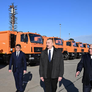 Prezident İlham Əliyev Bakıda məişət tullantıları daşıyan texnikalarla tanış olub