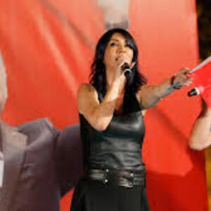 Türkiyədə müğənni Hande Yener səhnədə Ərdoğanı təhqir etdiyinə görə saxlanılıb