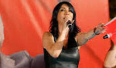 Türkiyədə müğənni Hande Yener səhnədə Ərdoğanı təhqir etdiyinə görə saxlanılıb