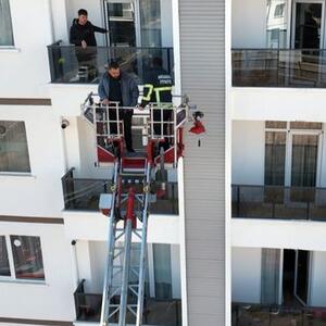 Elektrik rozetkasında qalan şarj cihazı yanğına səbəb oldu və 16 nəfər xəstəxanaya yerləşdirildi