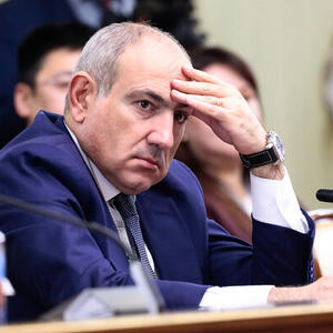 Paşinyan Qarabağla bağlı metroda üstünə qışqırdığı qadından və oğlundan üzr istəyib