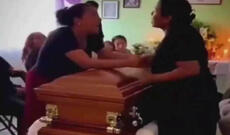 Meksikada qadınlar vəfat etmiş sevgililərinin tabutu yanında dalaşıblar