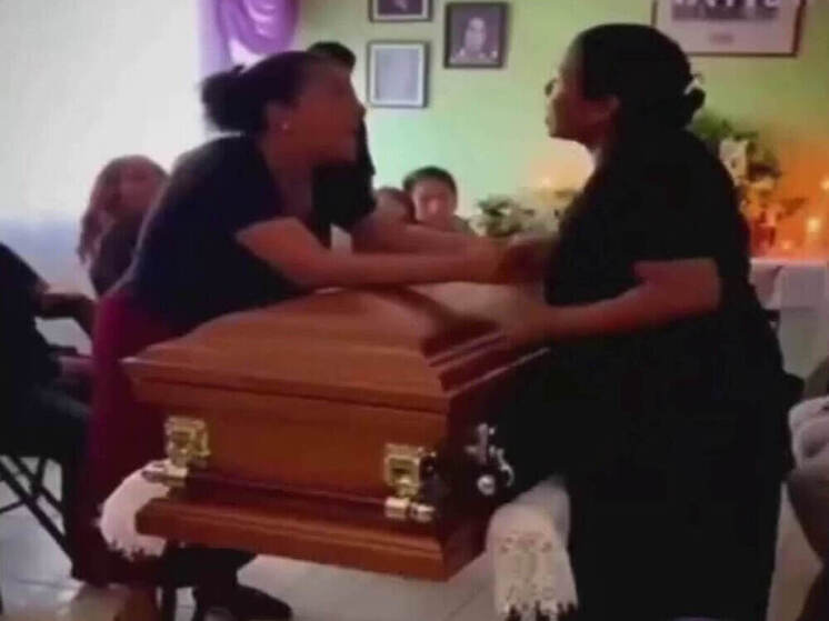 Meksikada qadınlar vəfat etmiş sevgililərinin tabutu yanında dalaşıblar