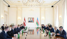 Azərbaycan və Latviya prezidentlərinin geniş tərkibdə görüşü keçirilib