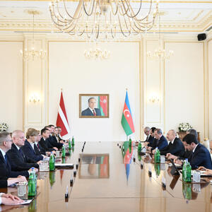 Azərbaycan və Latviya prezidentlərinin geniş tərkibdə görüşü keçirilib