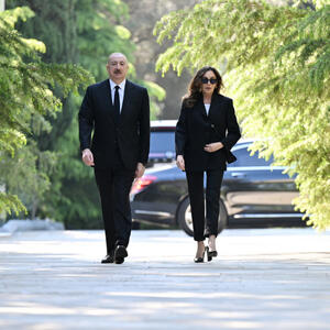 Prezident İlham Əliyev və birinci xanım Mehriban Əliyeva Fəxri xiyabanda Ulu Öndər Heydər Əliyevin məzarını ziyarət ediblər
