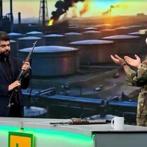 Aparıcı canlı yayımda “Kalaşnikov”dan atəş açdı - Video