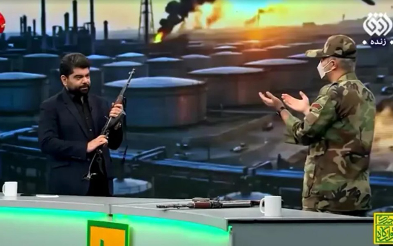 Aparıcı canlı yayımda “Kalaşnikov”dan atəş açdı - Video
