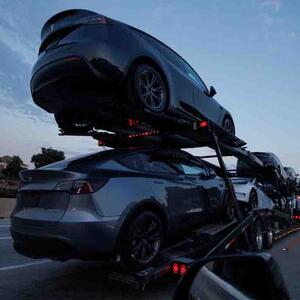 Tesla stikerlərlə bağlı problemlərə görə təxminən 15 min yolsuzluq avtomobilini geri çağıracaq