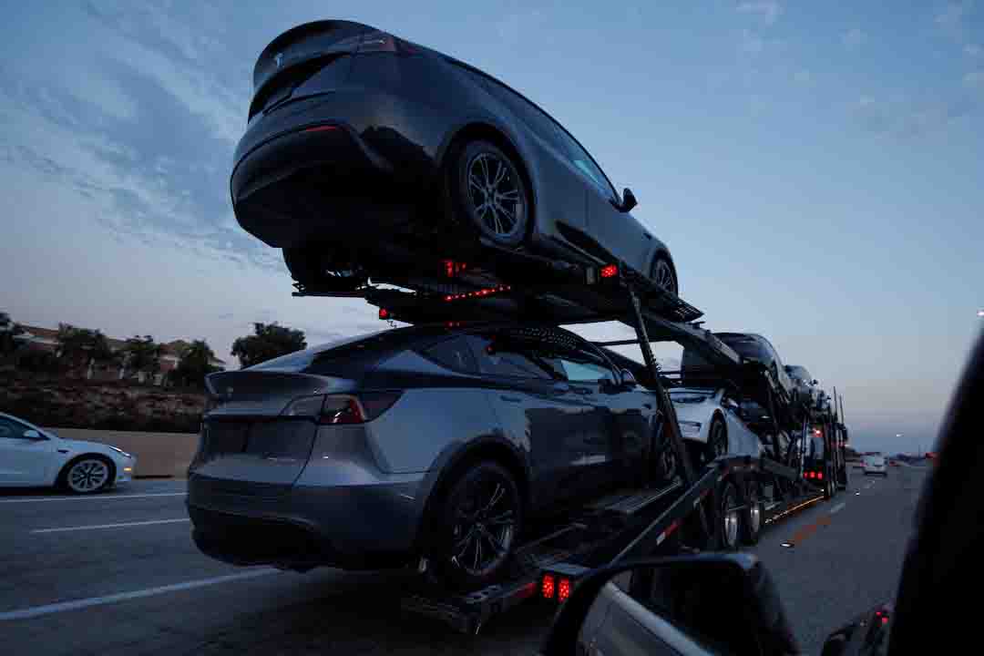 Tesla stikerlərlə bağlı problemlərə görə təxminən 15 min yolsuzluq avtomobilini geri çağıracaq
