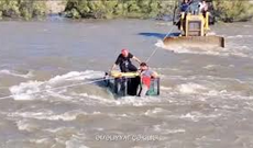 Çayda köməksiz vəziyyətdə qalan şəxs xilas edildi - Video