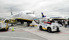Ryanair sərnişini sınmış illüminatordan az qala təyyarədən çölə sovrulacaqdı