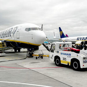 Ryanair sərnişini sınmış illüminatordan az qala təyyarədən çölə sovrulacaqdı