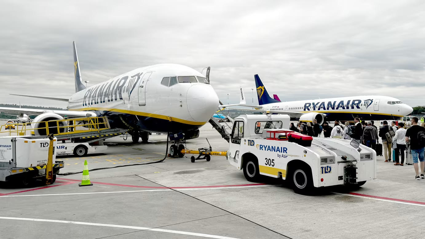 Ryanair sərnişini sınmış illüminatordan az qala təyyarədən çölə sovrulacaqdı