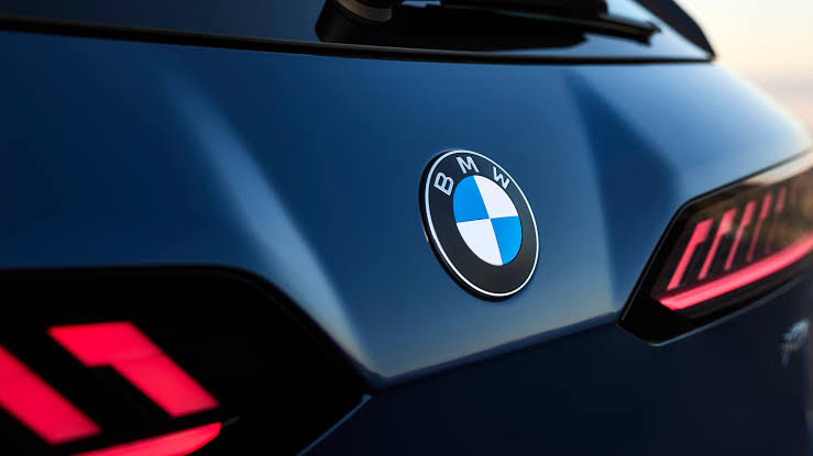 BMW 318 mindən çox avtomobili geri çağırır