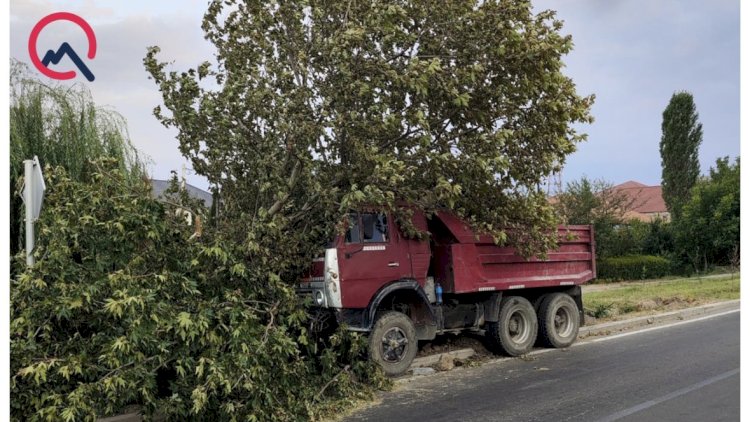 Gəncədə qəza - “Kamaz” ağaca çırpıldı