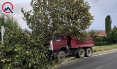 Gəncədə qəza - “Kamaz” ağaca çırpıldı