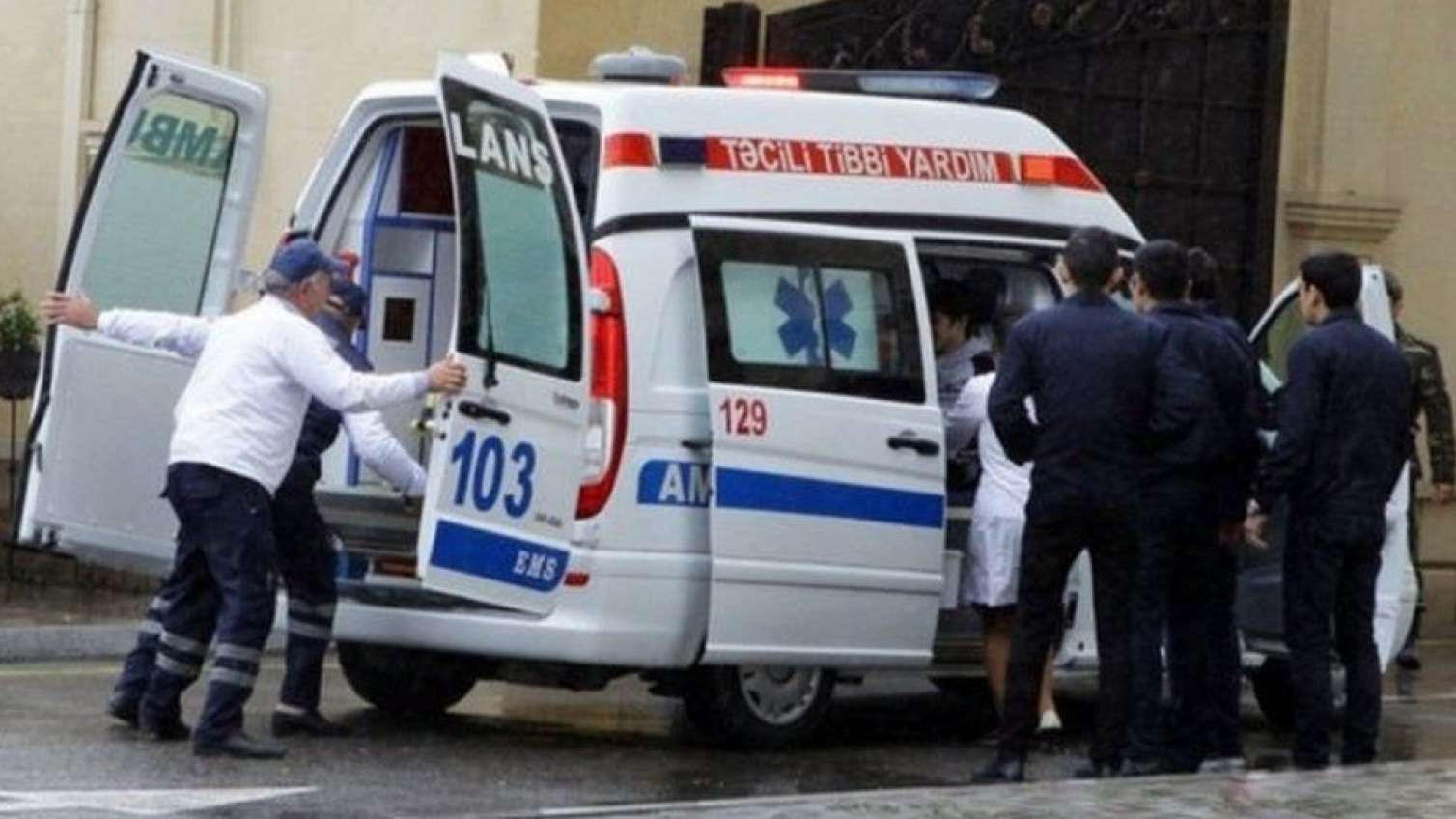 Ana pilləkəndən yıxıldı, qucağındakı körpə öldü
