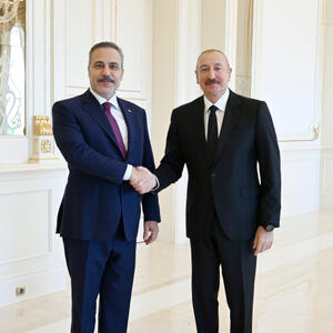 Prezident İlham Əliyev Türkiyənin xarici işlər nazirini qəbul edib