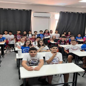 Bu məktəbdə 27 cüt əkiz təhsil alır - Müəllimlər onları bir-birindən necə ayırırlar?