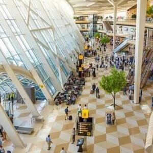 Aeroportda 20 min dollar tapdı, 3 minini dilənçilərə payladı