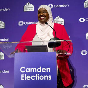 Somalidən olan qaçqın Britaniya parlamentində Kir Starmerin yerini tutacaq