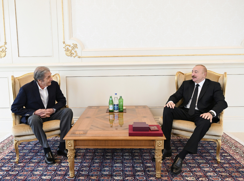 Prezident İlham Əliyev Xalq rəssamı Fərhad Xəlilova “İstiqlal” ordenini təqdim edib