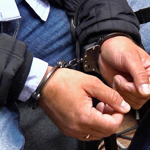 Azərbaycanda məktəb direktoru xadimənin attestatını 500 manata satdı