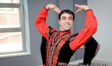 RƏQQAS İLHAM KƏRIMLI: “İncəsənət qurban tələb etmir. Ailə və sənət balansını saxlaya bilməyən hansınısa qurban verir və bu sözü deyir”