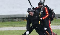 90 yaşlı Corc Buş helikopterdən tullandı