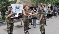 Qənirə Paşayeva sənətçilərlə ön cəbhədə