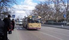 Trolleybus sürücüsü hamilə qadını doğuzdurdu