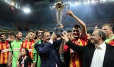 Kamran Ağayevin oyunçusu olduğu futbol komandasına kubok verildi - FOTO