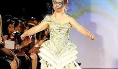 Daun xəstəsi olan qız podiuma çıxdı- FOTO