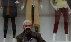 Türkiyənin tanınmış yumor ustası indi ayaqqabı boyayır - FOTO