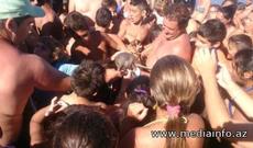 Delfin balası ilə selfi çəkdirənlər onu susuz qoyub öldürdülər - FOTO