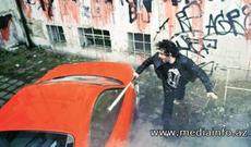 İsmayıl YK hirsini "Ferrari"ni parçalamaqdan çıxarır - FOTO