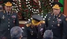 Müdafiə naziri şəhid anasının əlindən öpdü (VİDEO)