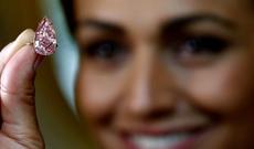 Dünyanın ən böyük çəhrayı brilyantını asiyalı aldı - 31, min dollara