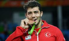Türk güləşçi Azərbaycan bayrağını, azərbaycanlı Rəsul isə Türkiyə bayrağını qaldırdı - VİDEO