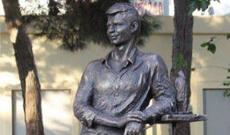 Müəllimi “2 aprel” şəhidinə heykəl qoyur