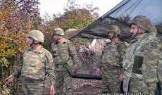 Müdafiə naziri düşmən mövqelərini müşahidə edib - FOTO