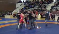 Rus və gürcü güləşçilər arasında kütləvi dava - Video