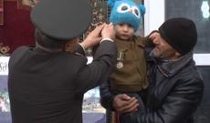 Şəhid zabitin medalı övladına verilib