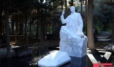 Xalq şairi Zəlimxan Yaqubun məzarı üstündə abidəsi ucaldılıb