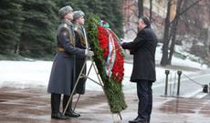 Məmmədyarov Moskvada naməlum əsgərin abidəsini ziyarət edib